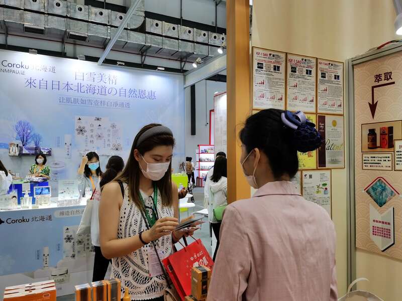 日本华裔女企业家消博会上为家乡人带去高科技产品